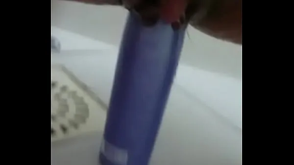 HD Stuffing the shampoo into the pussy and the growing clitoris asemaputki
