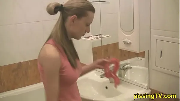 Tube de lecteur HD Fille pisse assis dans les toilettes