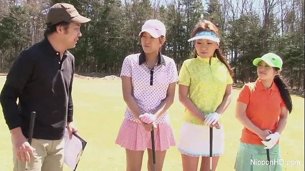 HD Asian teen girls plays golf nude schijfbuis