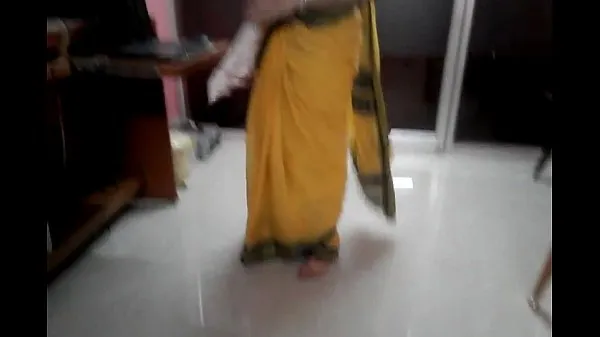 Tubo de unidad HD Desi tamil Married aunty exponiendo el ombligo en sari con audio