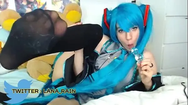 Tubo de unidade HD Lana Rain fazendo cosplay como um show de dildo de vidro Miku