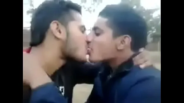 Tubo de unidad HD público indio beso colegio profundo chicos gay en labio