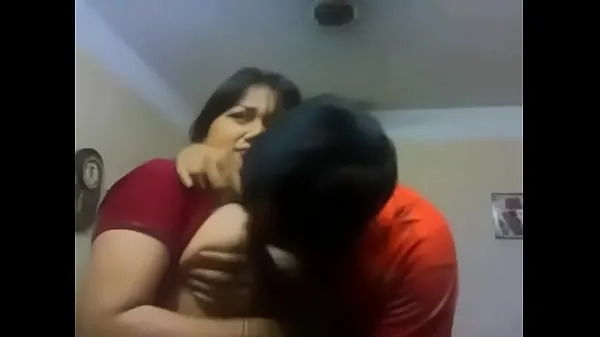 Dysk HD Indian aunty hot kiss Tube