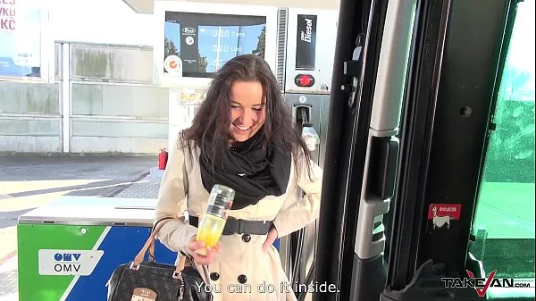 Tubo de unidade HD Mulher resgatada em posto de gasolina paga o preço com seu corpo