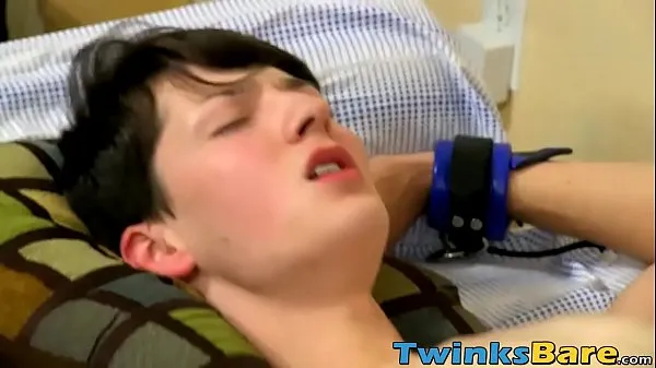 HD Sexy twink lays on the bed and gets ass banged by his lover drive Tube