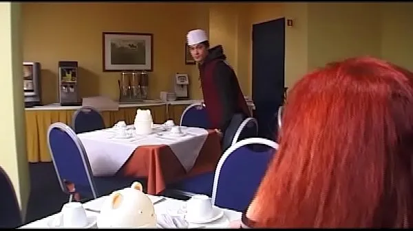 HD Old woman fucks the young waiter and his friend schijfbuis