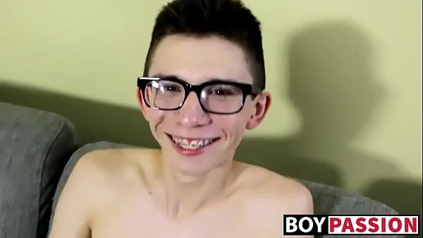 Tubo de unidade HD Twink nerd Cameron Hilander levantando seu grande pau duro