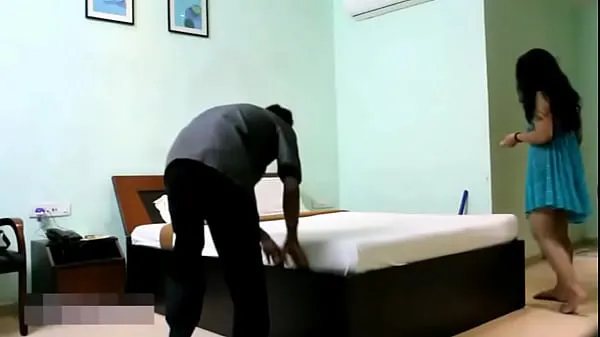 Tubo de unidad HD India bhabhi en azul lencería burlas joven servicio de habitación chico