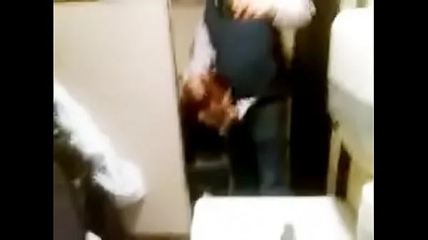 Prikaži Slut blowjob in public toilet videoposnetke pogona