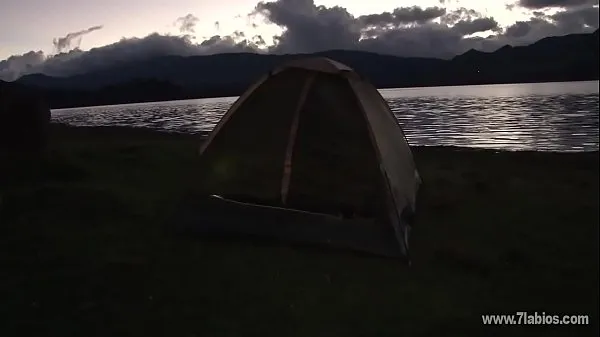 Tubo per unità HD Hardcore in una tenda con la fidanzata