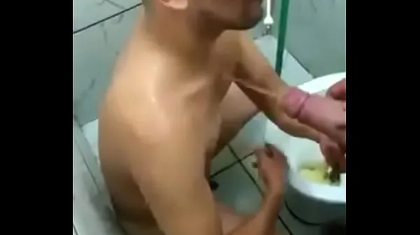 Tube de lecteur HD Prendre une douche de pisse de petit ami (pisse