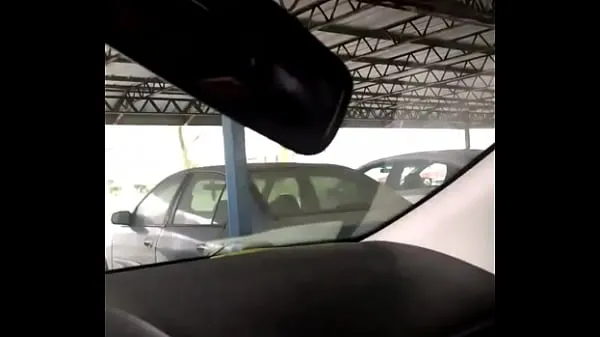 Tubo de unidade HD Minha esposa loira sexy sendo fodida por um estranho no carro vid 2