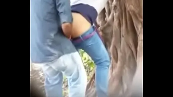 Tubo de unidad HD chica india caliente follada por su novio en video de fuga de la selva