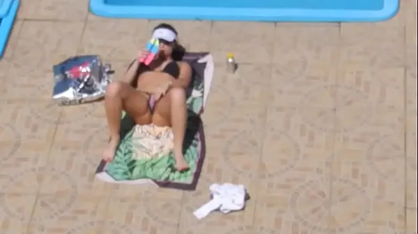 Tubo de unidade HD Flagra safada masturbando Piscina Menina sinalizada se masturba na piscina