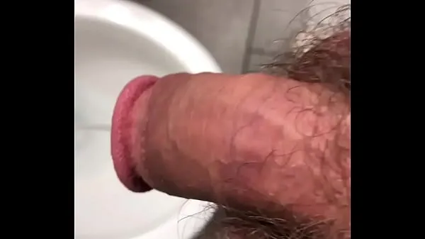 Tubo de unidad HD Orinando en el baño de un amigo OsoFroze97 en ManyVids