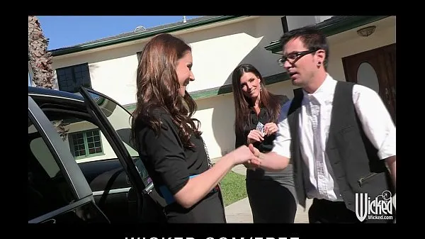 HD Pair of sisters bribe their car salesman into a threesome meghajtócső