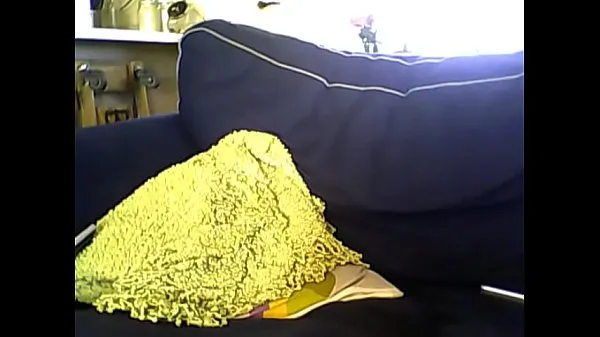 Tube de lecteur HD beau-fils se fait prendre en train de se branler et elle regarde