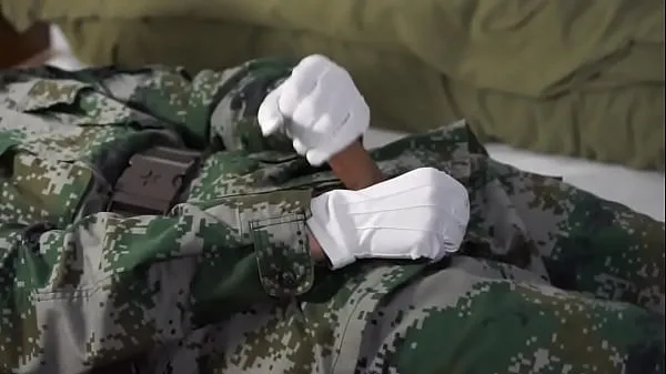 HD Chinese soldier handjob 드라이브 튜브