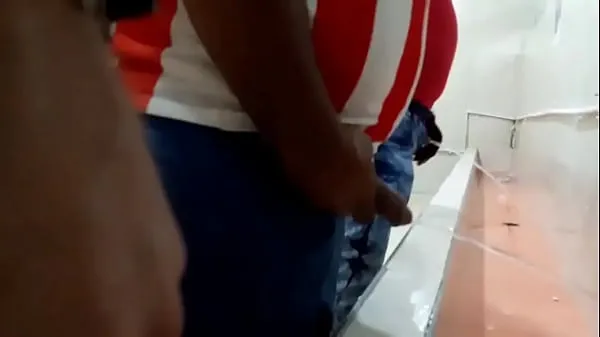 HD Men urinating in bathroom of Estadero de Barranquilla Colombia drive Tabung