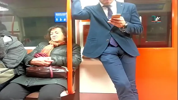 Tube de lecteur HD Bulge Suit dans le métro