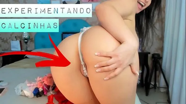 Tubo de unidade HD latina sexy experimentando uma calcinha