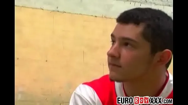 Tubo de unidade HD Jovem europeu a encher o buraco