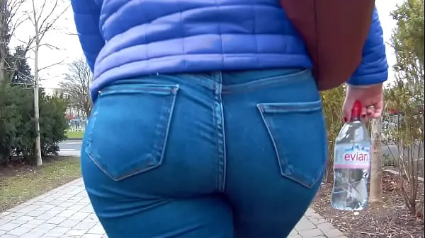 Tube de lecteur HD cul marchant dans des pantalons serrés