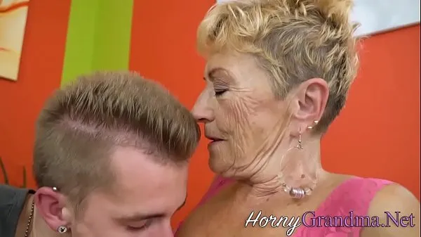 HD Horny blonde granny sucks cock ڈرائیو ٹیوب