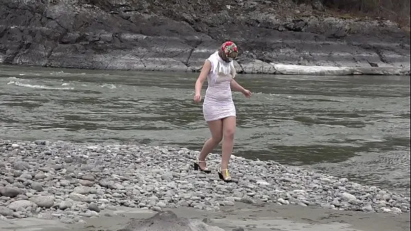 Tube de lecteur HD Cul juteux et jambes élancées sous une robe courte et étroite à l'extérieur dans un lieu public. La beauté russe expose ses lieux intimes en se promenant le long de la rivière