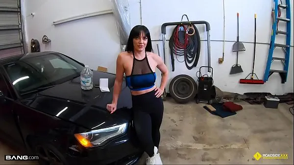 HD Roadside - Fit Girl Gets Her Pussy Banged By The Car Mechanic schijfbuis