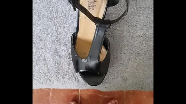 Tubo de unidad HD Cum sobre el zapato, comenten