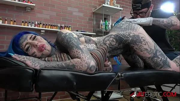 HD Busty Australian babe has her butthole tattooed after she fucks the tattoo artist ไดรฟ์ Tube