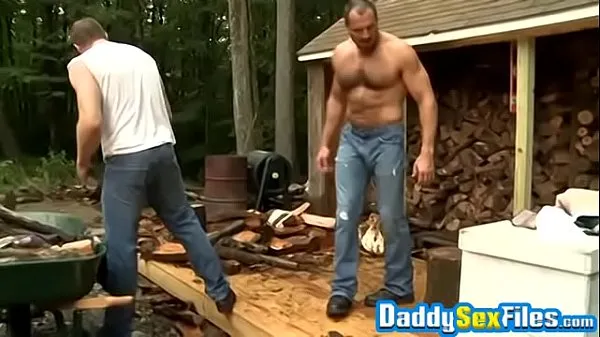 HD Buff Dude fickt ein großes Loch in der NaturLaufwerk Tube