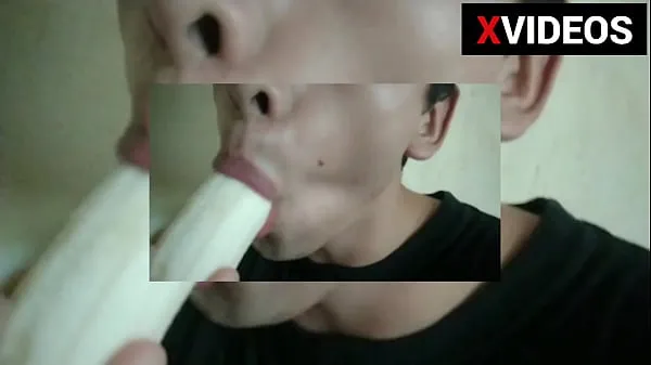 HD Chavito putting a banana in his mouth and sucks it off-stasjonsrør