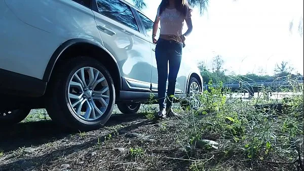HD Piss Stop - Urgent Outdoor Roadside Pee and Cock Sucking by Asian Girl Tina in Blue Jeans schijfbuis