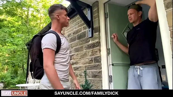 Tube de lecteur HD FamilyDick - Un garçon mignon baise son beau-oncle chaud