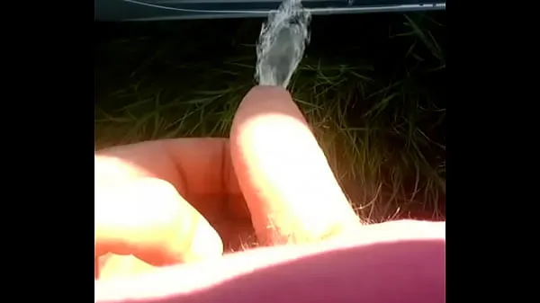 Dysk HD Peeing against a car Tube