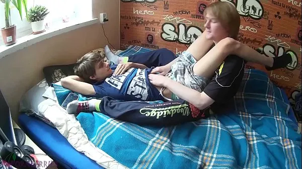 HD Two young friends doing gay acts that turned into a cumshot أنبوب محرك الأقراص