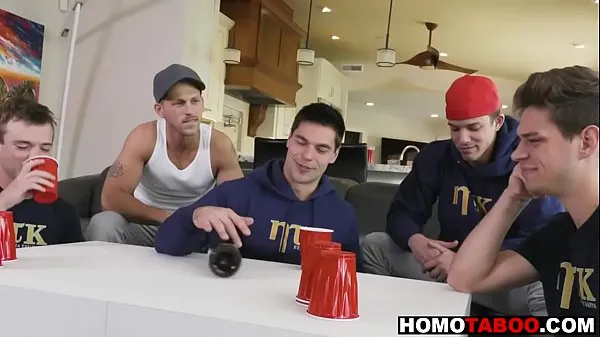 Tubo de unidad HD Hermanastros tienen sexo gay después de girar la botella