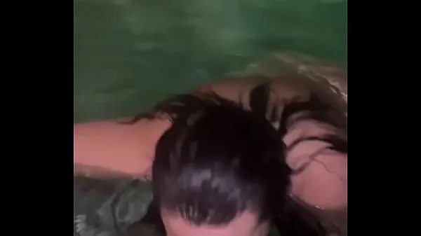 HD Latina slut sucks cock under water elektrónka