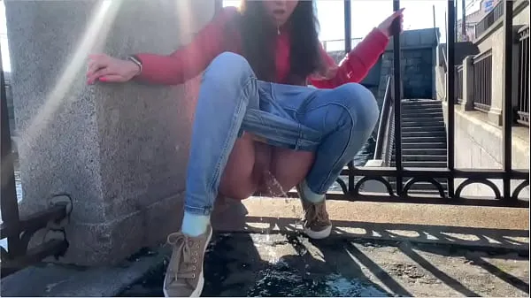 HD Girl pee in a public place驱动管