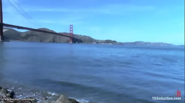 HD Die brünette asiatische Shemale Yasmine Lee mit großen Titten verführt einen Polizisten von der Golden Gate Bridge Patrouille Nikko Alexander, legt ihm Handschellen an und fickt ihn analLaufwerk Tube