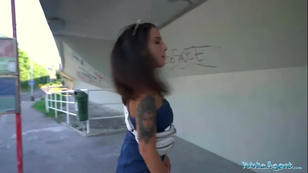 Tube de lecteur HD Public Agent Latina brunette aux gros seins et le cul baise à l'extérieur en pov par une énorme bite