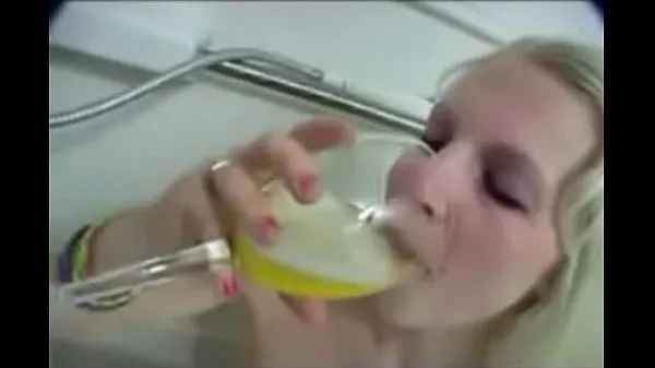 HD Cute blond piss lover consumes two glasses of piss أنبوب محرك الأقراص