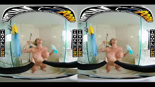 HD Busty Blonde MILF Robbin Banx Seduces Step Son In Shower meghajtócső