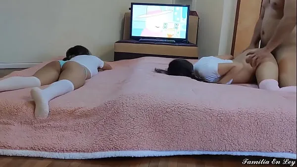HD My Stepdaughter and her Delicious Friend watching Cartoons-enhet Tube