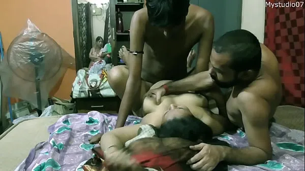 HD Desi xxx miang bhabhi berkongsi dengan dua rakan!! Kedua-duanya meniduri dia bersama-sama!! seks bertiga india tiub pemacu