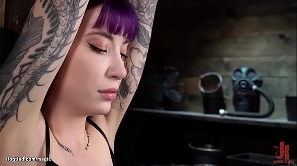 Tube de lecteur HD Charlotte Sartre, esclave tatouée aux cheveux ts, est étroitement attachée et la chatte frottée puis suspendue à l'envers fessée et flagellée par le maître The Pope on hogtied