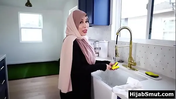HD Arab housewife in hijab catches husband masturbating drive Tube