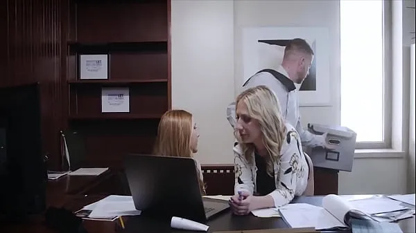 HD Sexy Secretary Banged By Boss In Cabin While Reading Contract (Harper Red And Quinn Waters schijfbuis